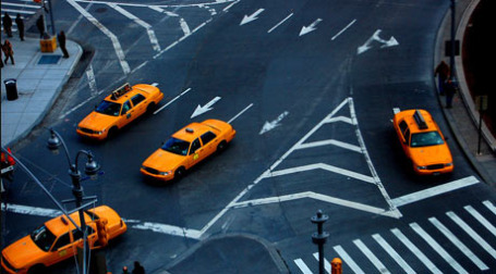 Такси на перекрестке Нью-Йорка. Фото: VancityAllie/flickr.com