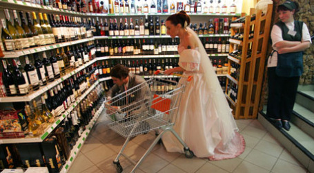 Молодожены закупаются в магазине. Фото: PhotoXPress