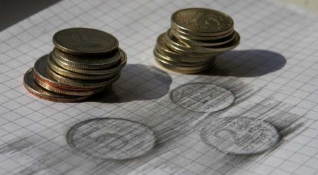 Монеты достоинством 1, 2 и 5 рублей. Фото: Наталья Гребенюк/BFM.ru