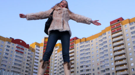 Девушка и новостройки. Фото: PhotoXPress