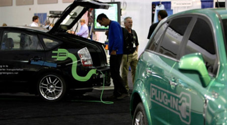 Гибридные автомобили - шаг к решению топливной проблемы. Фото: AFP