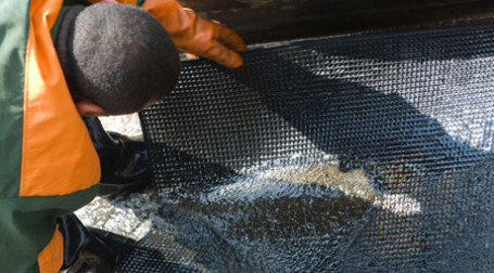 Старатель, намывающий золото. Фото:  PhotoXPress