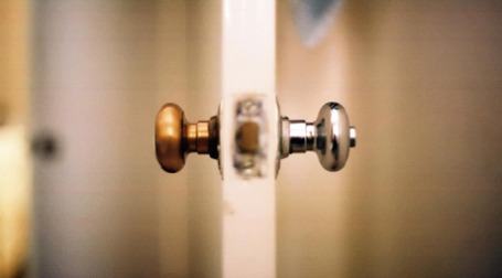 Банк и должник во всем мире по разные стороны заложенной квартиры, но только не в России. Фото: kaiton/flickr.com