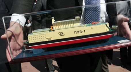 Макет будущей ПАЭС на церемонии закладки энергоблока на Балтийском заводе в Санкт-Петербурге. Фото: РИА НОВОСТИ