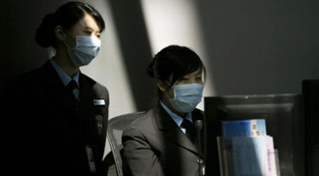 Азиатские девушки в защитных повязках. Фото: AFP