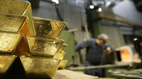 Выплавка золотых слитков. Фото: AFP