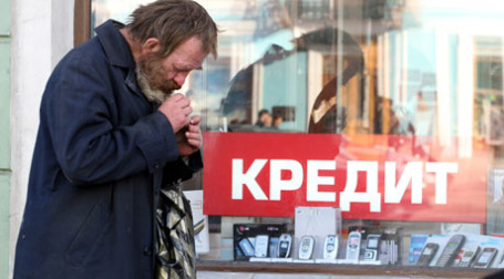 Бомж около магазина мобильных телефонов. Фото: PhotoXPress
