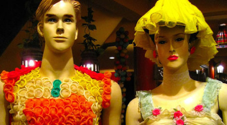 Манекены в одежде из презервативов. Фото: shane r/flickr.com