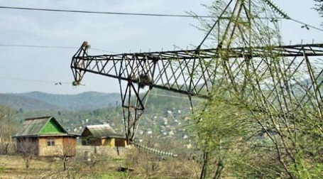Упавшие линии электропередач. Фото: ИТАР-ТАСС