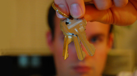 Мужчина с ключами от квартиры. Фото: Eric Allix Rogers/flickr.com
