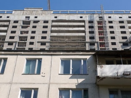 Старый дом на фоне новостройки. Фото: Митя Алешковский/BFM.ru
