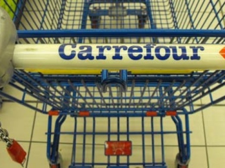 Продуктовая тележка в магазине 