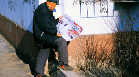 Мужчина читает газету. Фото: Sonya >>/flickr.com