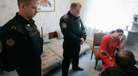 Судебные приставы во время рейда по кредитным задолженностям. Фото: РИА Новости