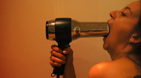 Девушка и фен. Фото: emanuela/flickr.com