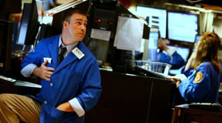 Управляющие Goldman Sachs снова продают акции. Фото: AFP