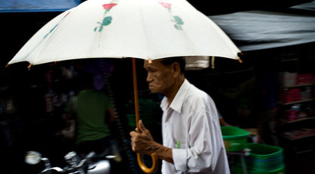 Пожилой мужчина с зонтом. Фото: Szymon Kochański/flickr.com