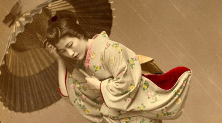 Девушка под зонтом. Фото: okinawa soba/flickr.com