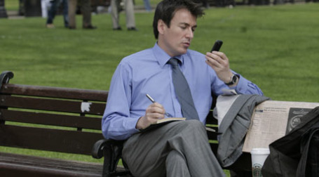 Мужчина с мобильным телефоном. Фото: bt.com