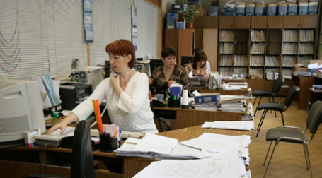 Чтобы получить прежнюю зарплату, надо работать за троих. Фото: РИА Новости