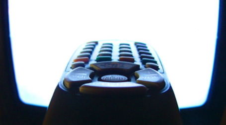 Пульт перед экраном телевизора. Фото: dhammza/flickr.com