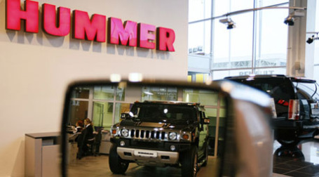 Автосалон, занимающийся продажей автомобилей Hummer. Фото: РИА Новости