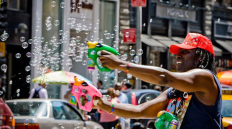 Афроамериканец пускает мыльные пузыри на улице Нью-Йорка. Фото: fabbricuise/flickr.com