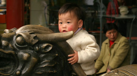 Китайский мальчик верхом на статуе. Фото: beggs/flickr.com