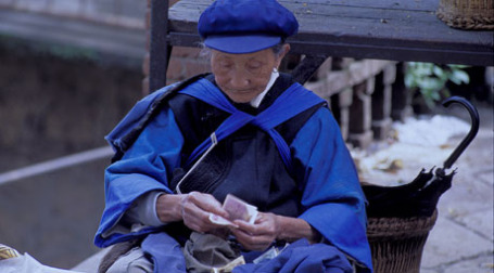 Китайская женщина считает деньги. Фото: World Bank Photo Collection/flickr.com