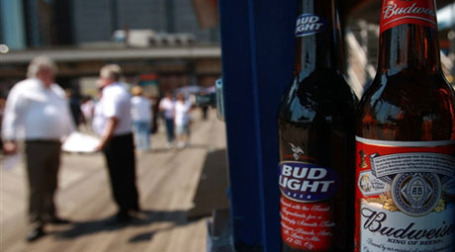 Продажи марок Anheuser-Busch InBev упали. Фото: AFP