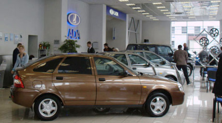 Работа автосалона с автомобилями LADA. Фото: Александр Беленький/BFM.ru