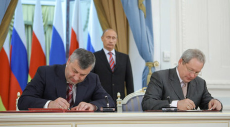 Владимир Путин, Эдуард Кокойты, Виктор Басаргин во время подписания соглашения по социально-экономическому развитию Южной Осетии. Фото: РИА Новости 