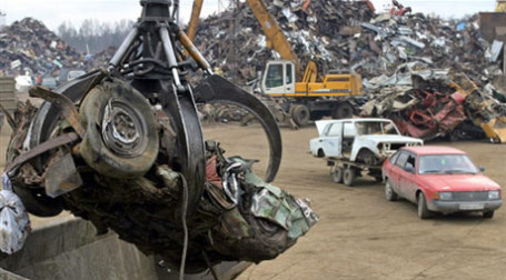 Утилизация старых автомобилей в России убыточна. Фото: AFP