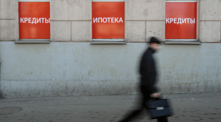 Человек проходит мимо вывески 