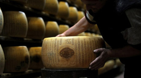 Сыропроизводителям выдают кредиты под залог сыра Пармезан. Фото: AFP