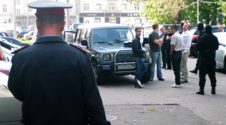 Адрея Ломакина (третий справа) задержали у здания РИА Новости на Зубовском бульваре. Фото: РИА Новости 