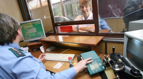 Работа таможни стала приносить на треть меньше доходов. Фото: РИА Новости