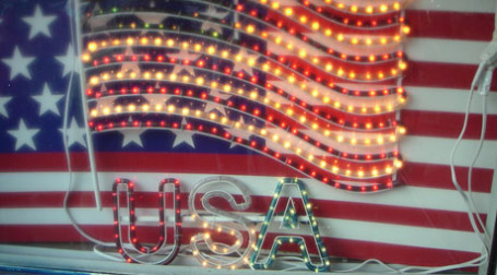 Лампочки в витрине магазина с символикой США. Фото: Daquella manera/flickr.com