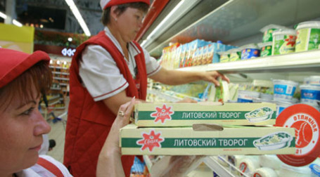 Молочные продукты литовских предприятий на прилавках супермаркета. Фото: РИА Новости