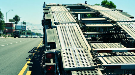 Пустой автоперевозчик. Фото: shannon coffey/flickr.com