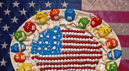 Драже M&M's, разложенные в форме американского флага. Фото: Jeff Cushner/flickr.com