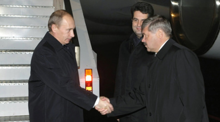 Владимир Путин пожимает руку губернатору Ямало-Ненецкого автономного округа Юрию Неелову. Фото: РИА Новости