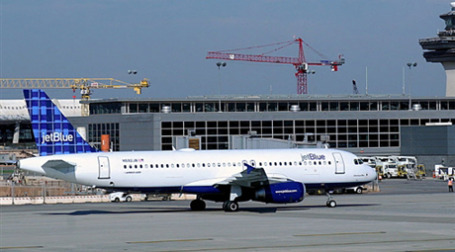 Самолетами JetBlue Airways можно было целый месяц летать сколько угодно всего за 599 долларов. Фото: AFP