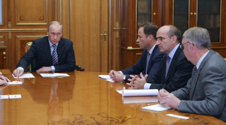 Председатель правительства России Владимир Путин (слева) на совещании с старшим вице-президентом компании