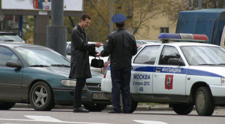 Проверка документов на дороге. Фото: ИТАР-ТАСС