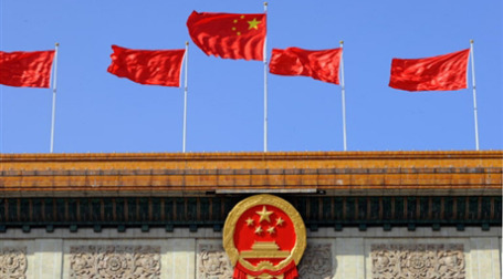 Китайские флаги на здании Конгресс-центра The Great Hall of the People в Пекине. Фото: AFP