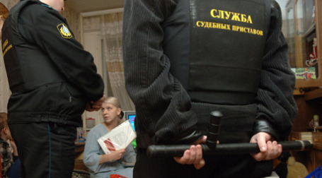 Судебные приставы описывают имущество должников. Фото: ИТАР-ТАСС