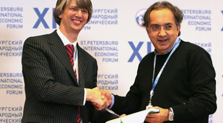 Вадим Швецов и исполнительный директор Fiat Group Серджио Маркионне (слева направо) во время подписания соглашения между Северсталь-авто (Sollers) и Fiat. Фото: РИА Новости