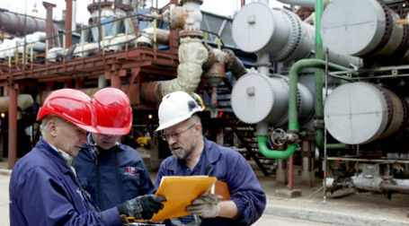 Нефтяные котировки превысили 75 долларов за баррель, это годовой рекорд. Фото: ИТАР-ТАСС