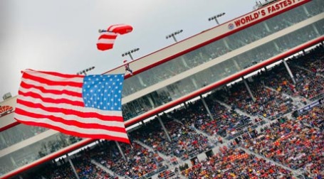 Американский флаг летит вверх. Фото: Bristol Motor Speedway & Dragway/flickr.com